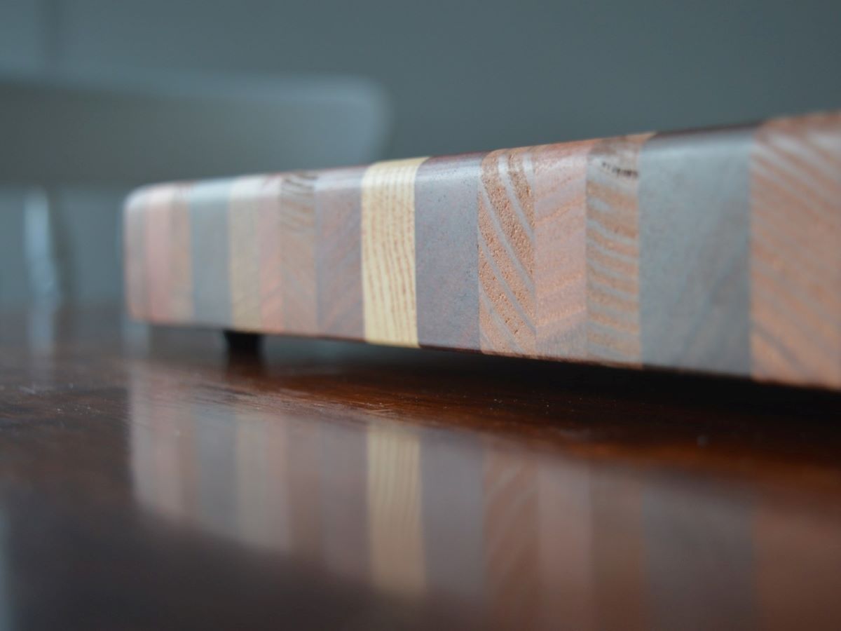 Underside showing rubber feet